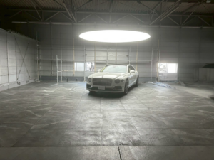 京都市伏見区｜高級車ショールーム 床塗装工事（ローラーストーン タイル風）｜費用130万円・工期4日【施工事例】