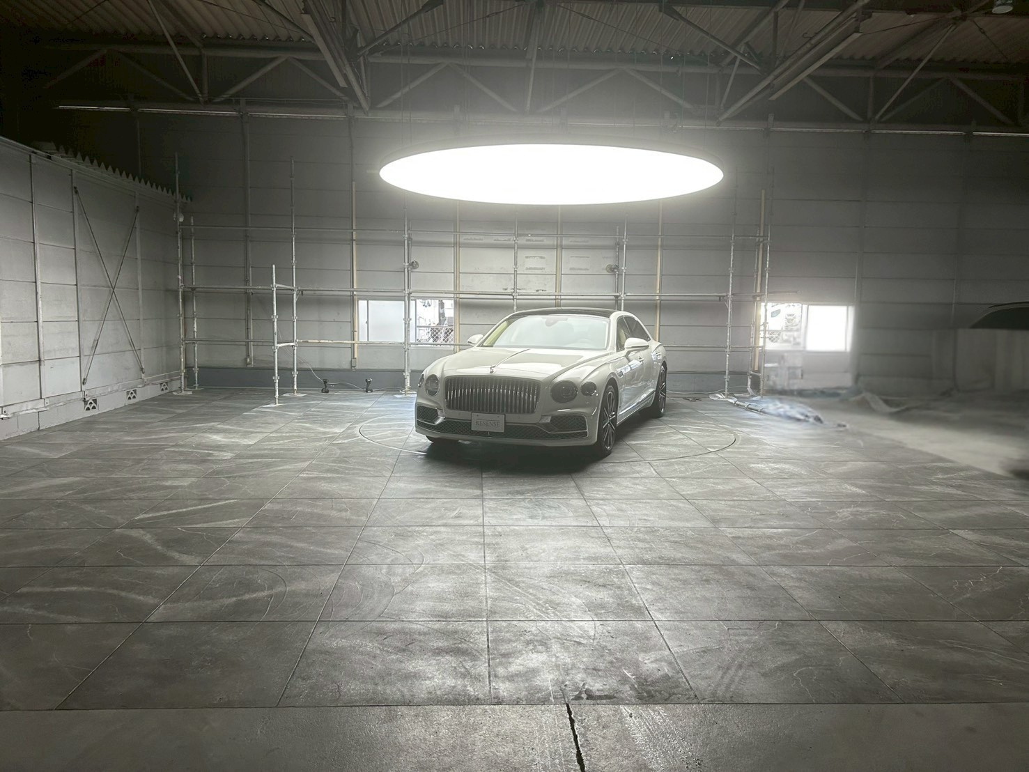 京都市伏見区｜高級車ショールーム 床塗装工事（ローラーストーン タイル風）｜費用130万円・工期4日【施工事例】